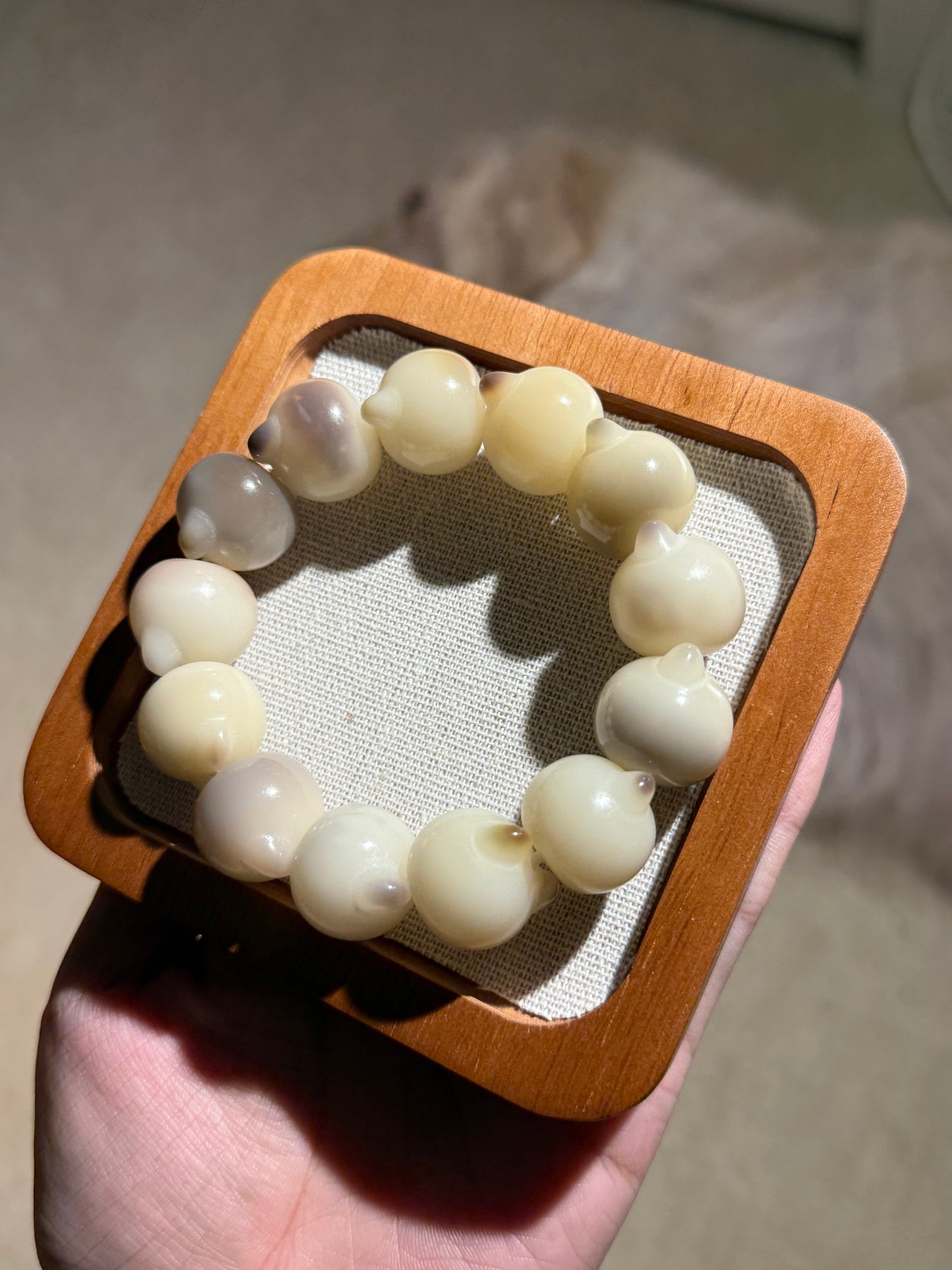 🐱 Cream Whisper
Burmese Aged Bodhi Root Bracelet (Hand Dry-Polished Cat-Head, 19.8mm)