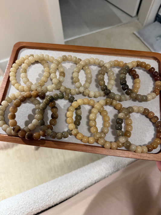🌕 Honey Drift
Mixed-Color Bodhi Root Bracelet (Machine Water-Polished, Random Batch)