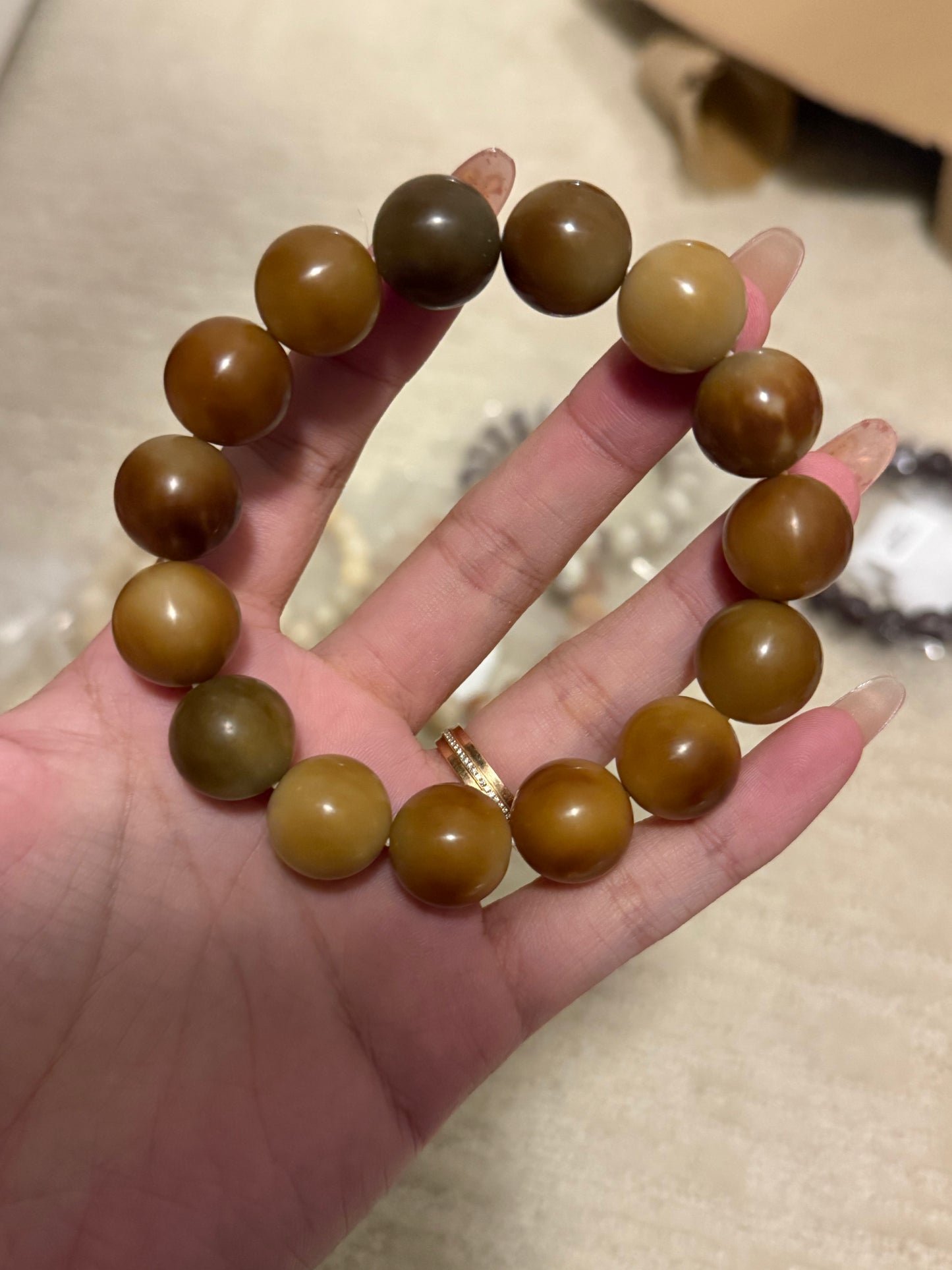 蜂蜜乐园菩提根手串(卡16 有瑕疵)
Honey Paradise Bodhi Root Bracelet (Size 16, Imperfect)