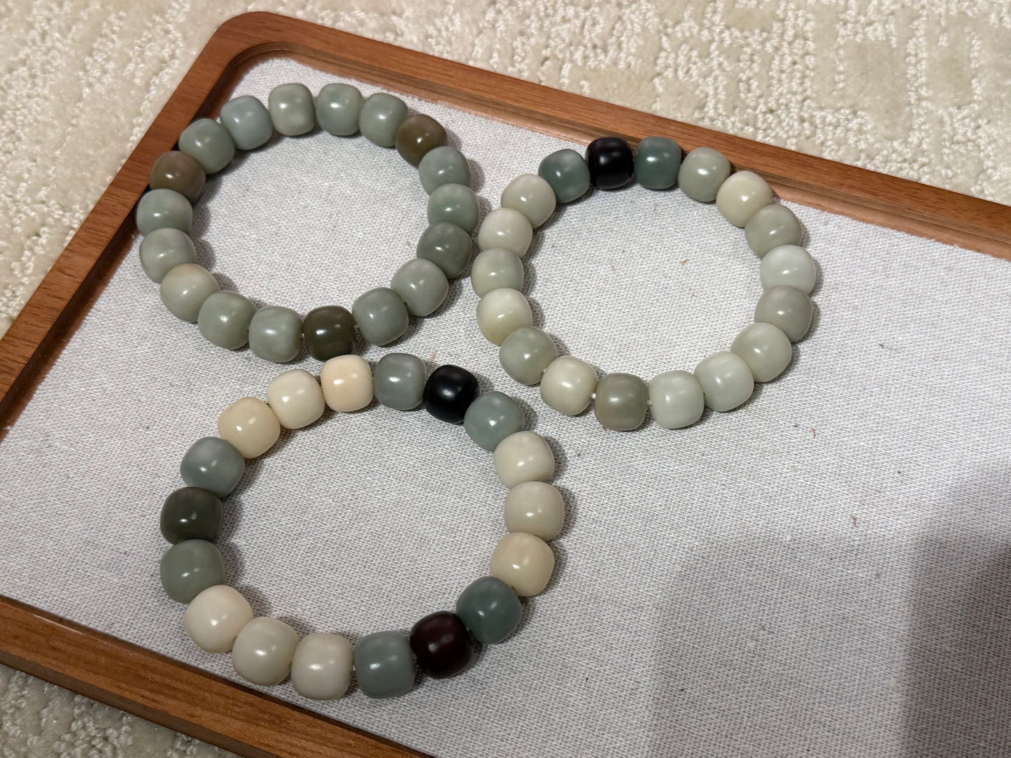 青白原石干磨菩提根手串(卡14)
Frost Mist Polished Bodhi Root Bracelet (Size 14)