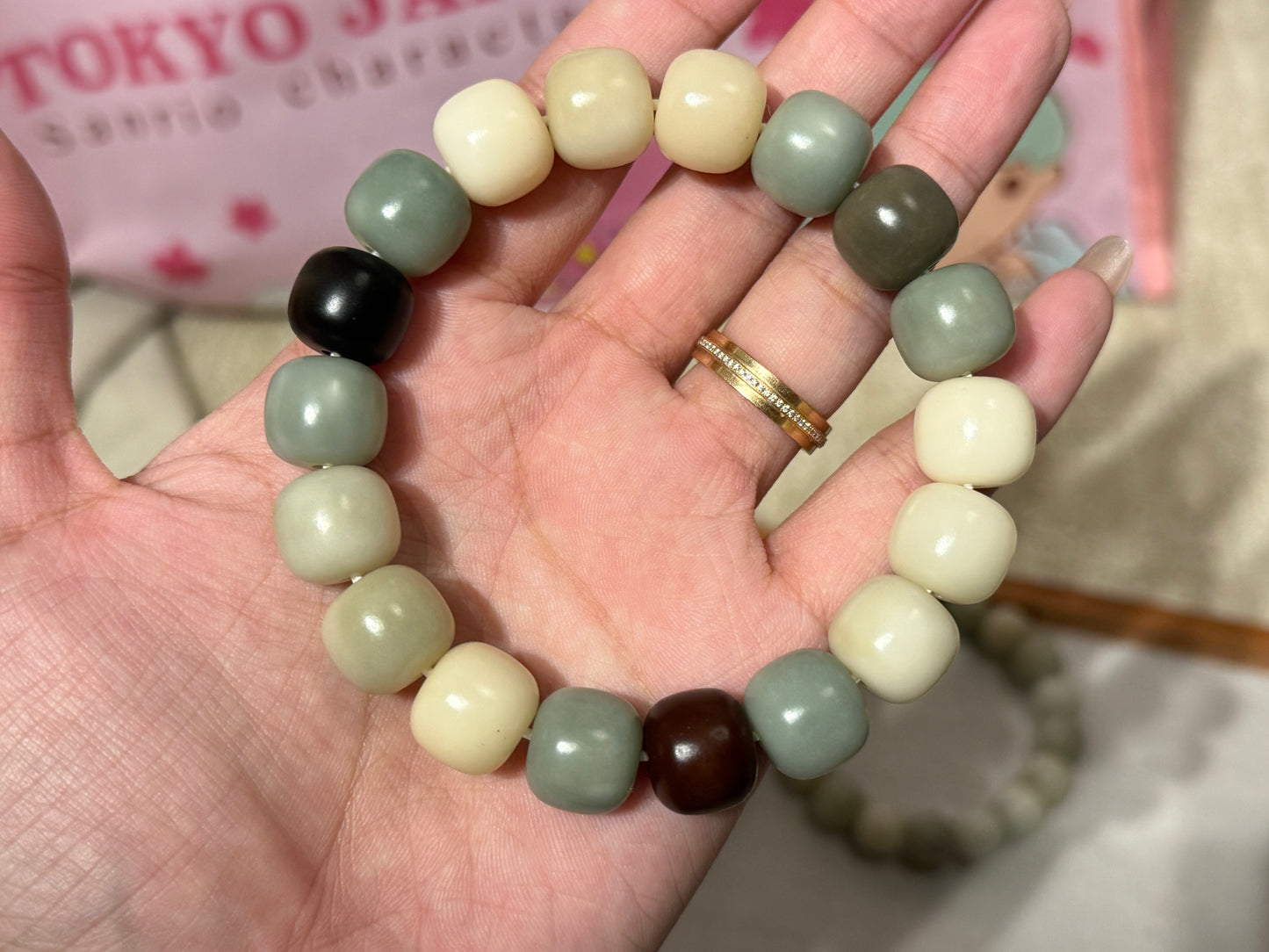 青白原石干磨菩提根手串(卡14)
Frost Mist Polished Bodhi Root Bracelet (Size 14)