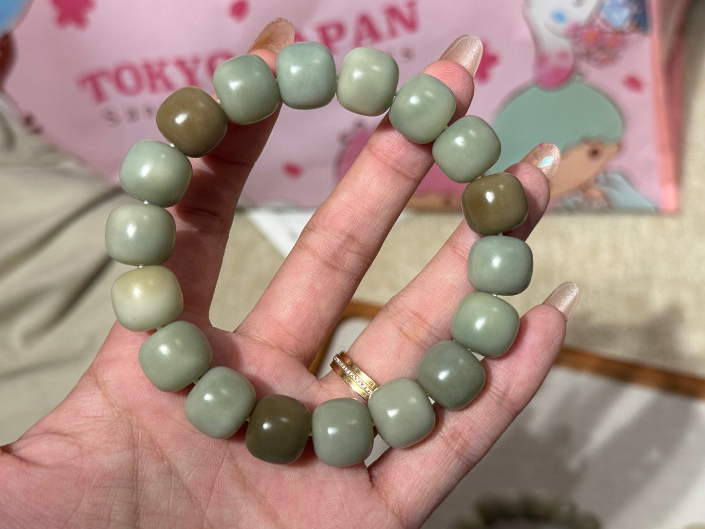 青白原石干磨菩提根手串(卡14)
Frost Mist Polished Bodhi Root Bracelet (Size 14)