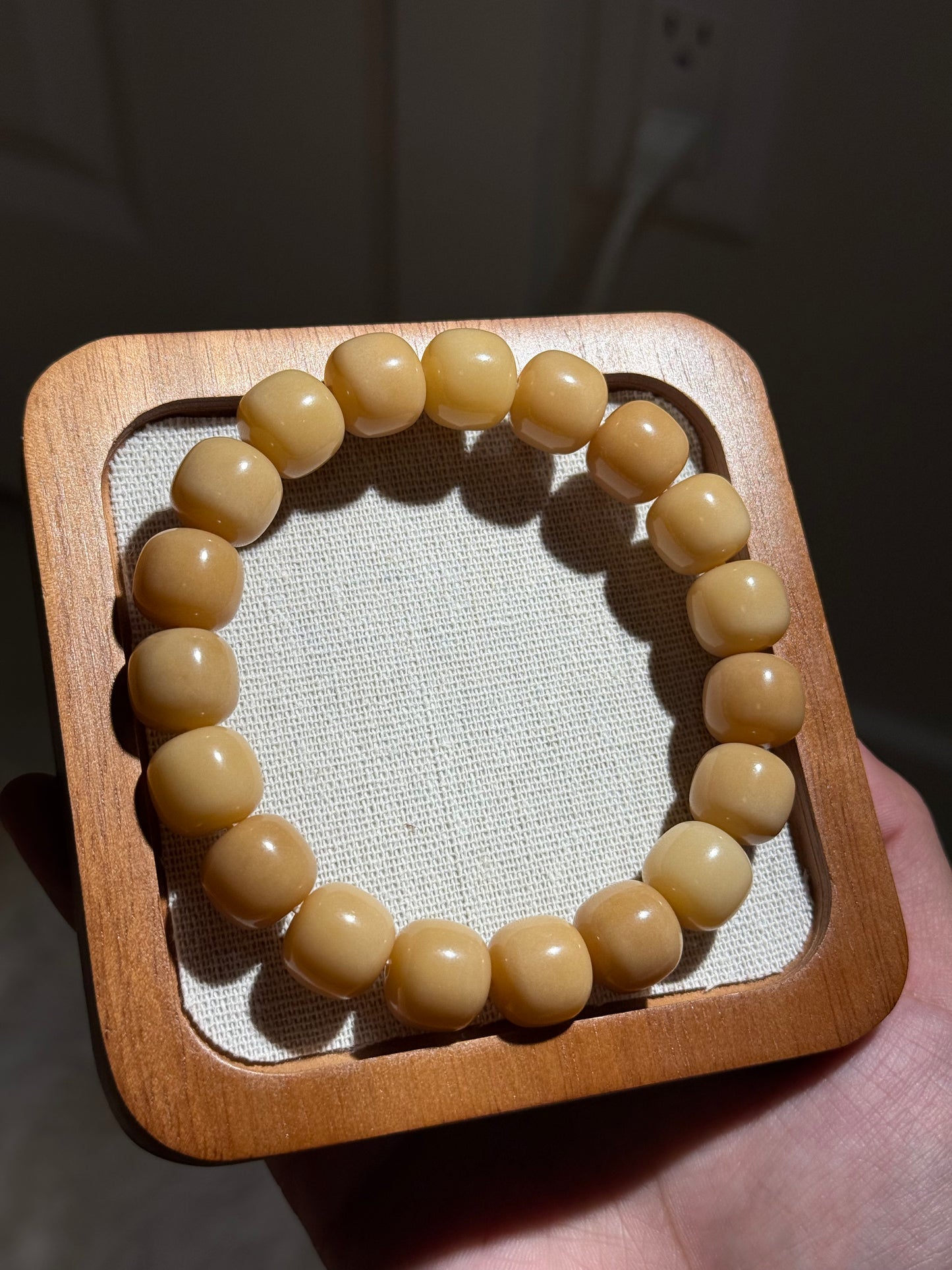 🏺 Golden Calm — Natural Bodhi Root Bracelet (Machine-Polished, 14mm)