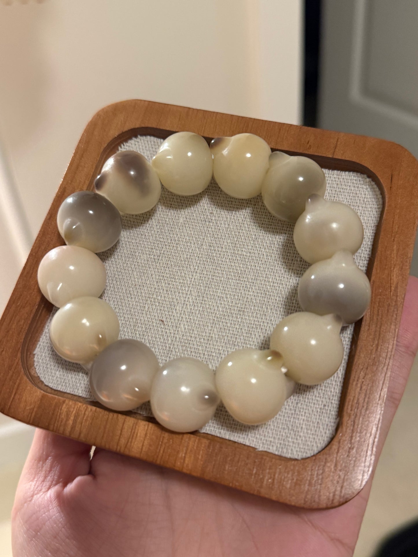 🐱 Cream Whisper
Burmese Aged Bodhi Root Bracelet (Hand Dry-Polished Cat-Head, 19.8mm)