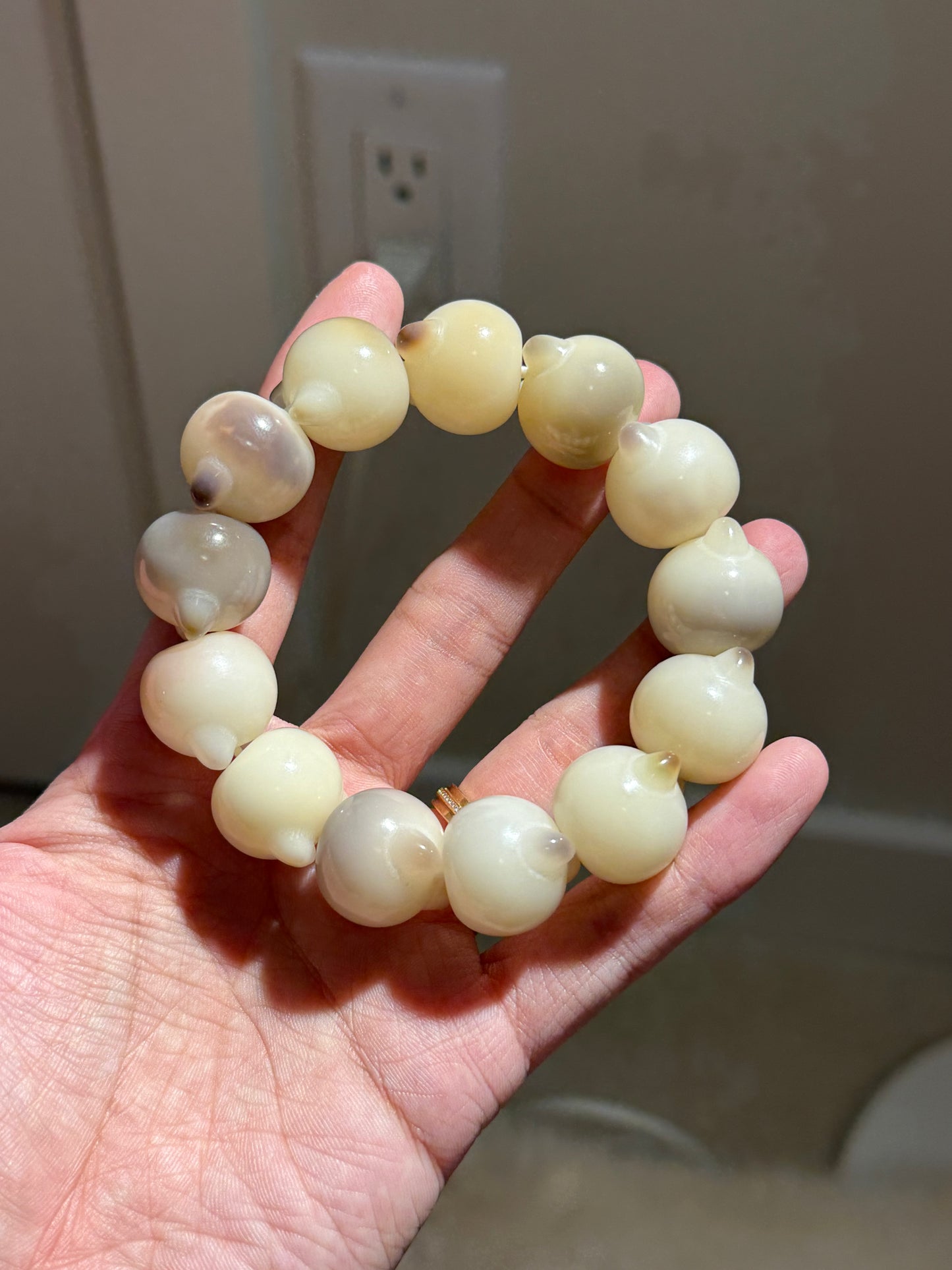 🐱 Cream Whisper
Burmese Aged Bodhi Root Bracelet (Hand Dry-Polished Cat-Head, 19.8mm)