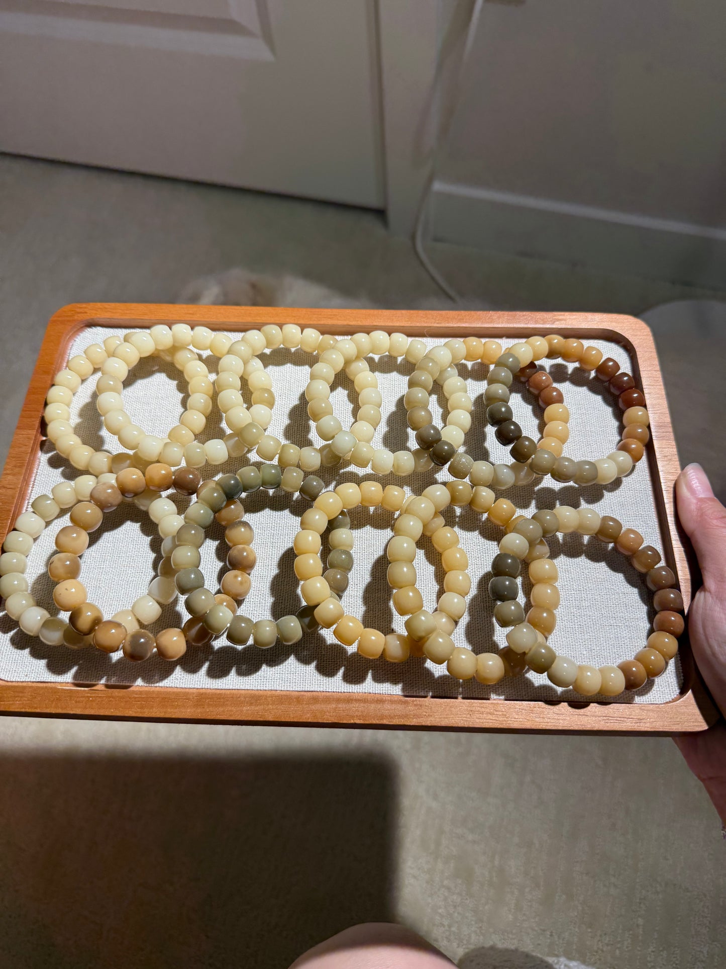 🌕 Honey Drift
Mixed-Color Bodhi Root Bracelet (Machine Water-Polished, Random Batch)