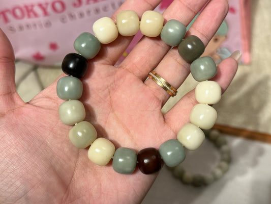 青白原石干磨菩提根手串（卡14）
Frost Mist Polished Bodhi Root Bracelet (Size 14)