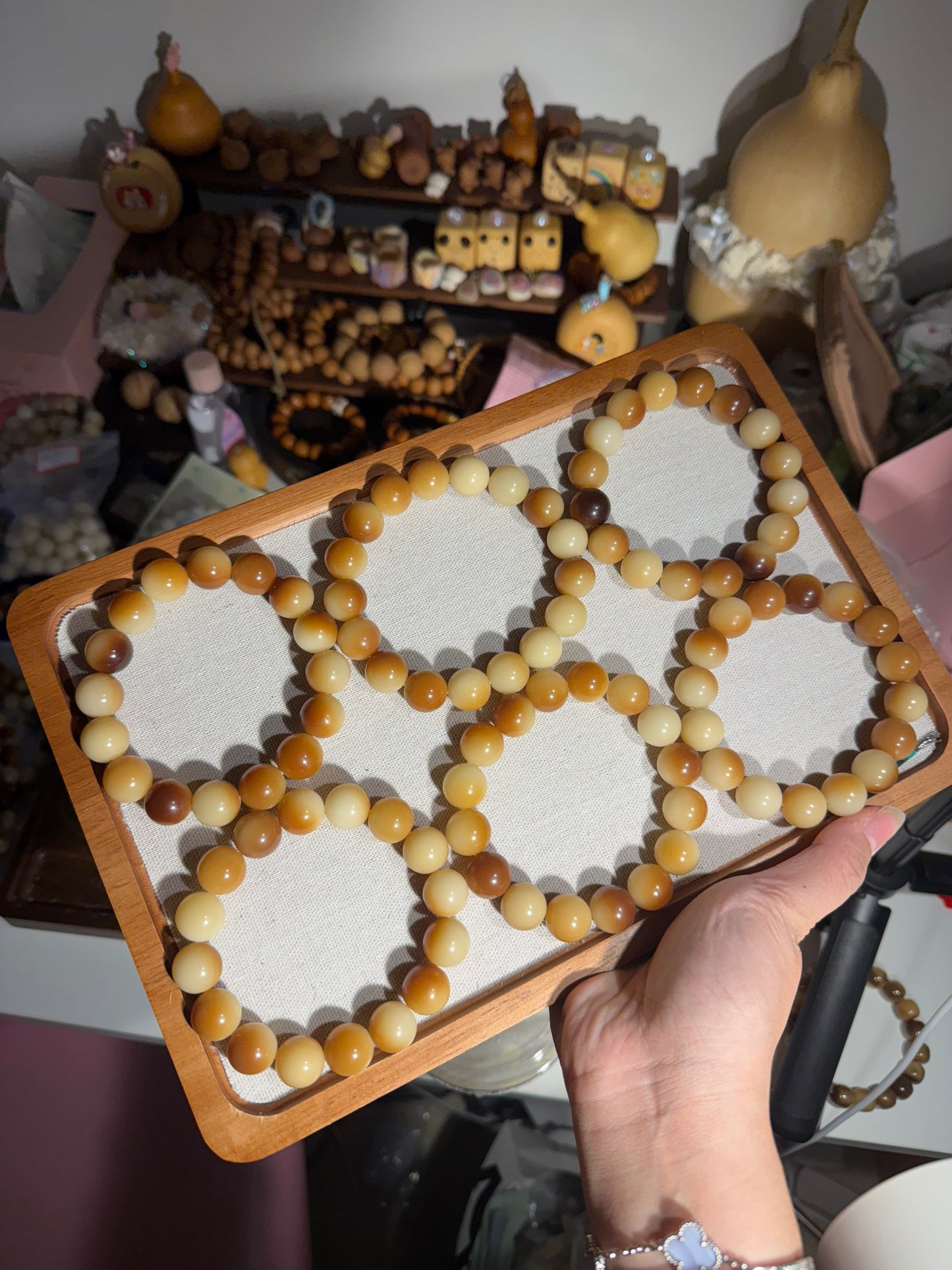 暖杏奶露｜手工水磨菩提手链
Warm Apricot Milk — Hand-Polished Natural Seed Bracelet